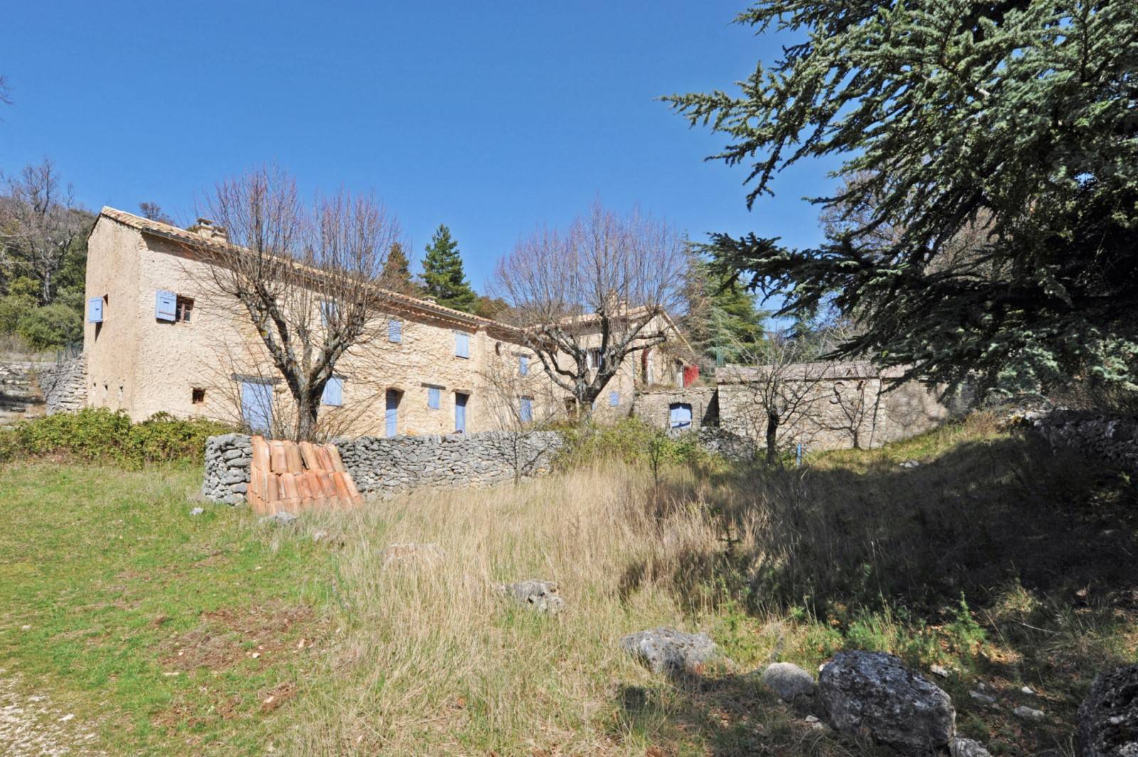 bergerie avec piscine et tennis sur 70 hectares   