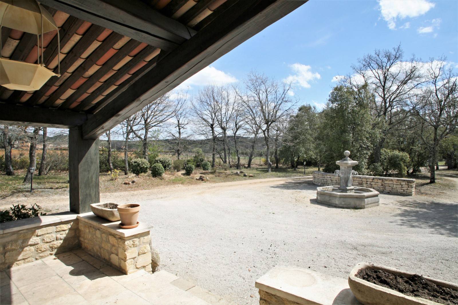 Roussillon, maison traditionnelle avec piscine et gîte   