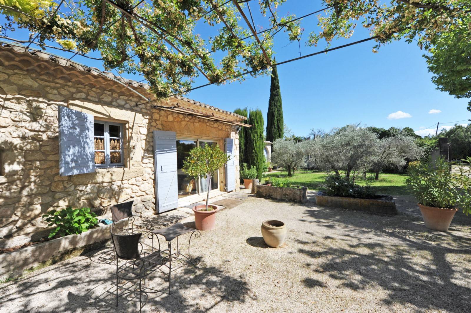 mas provençal XVIIIème entièrement rénové dans environnement calme aux portes du Luberon   