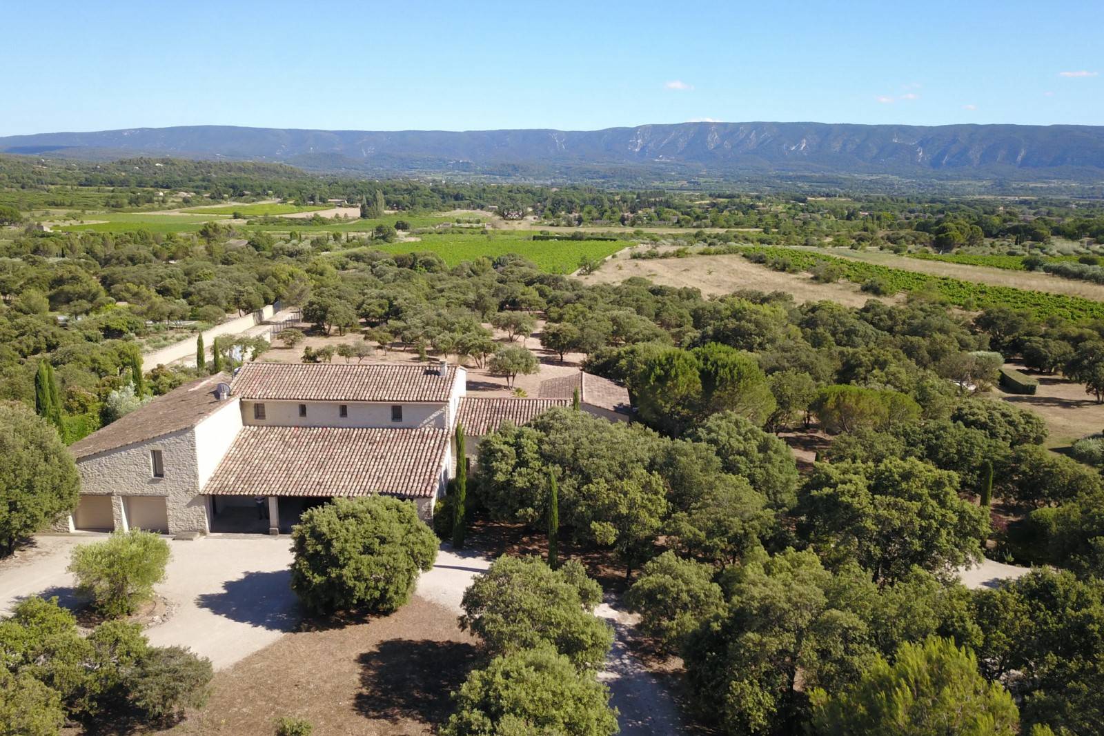 proche de Gordes, maison traditionnelle bénéficiant d'une vue sublime   