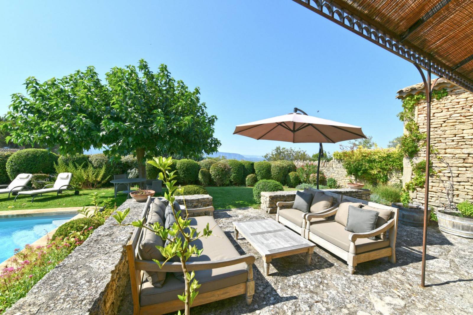 Gordes : Maison en pierres avec piscine en bordure de village   