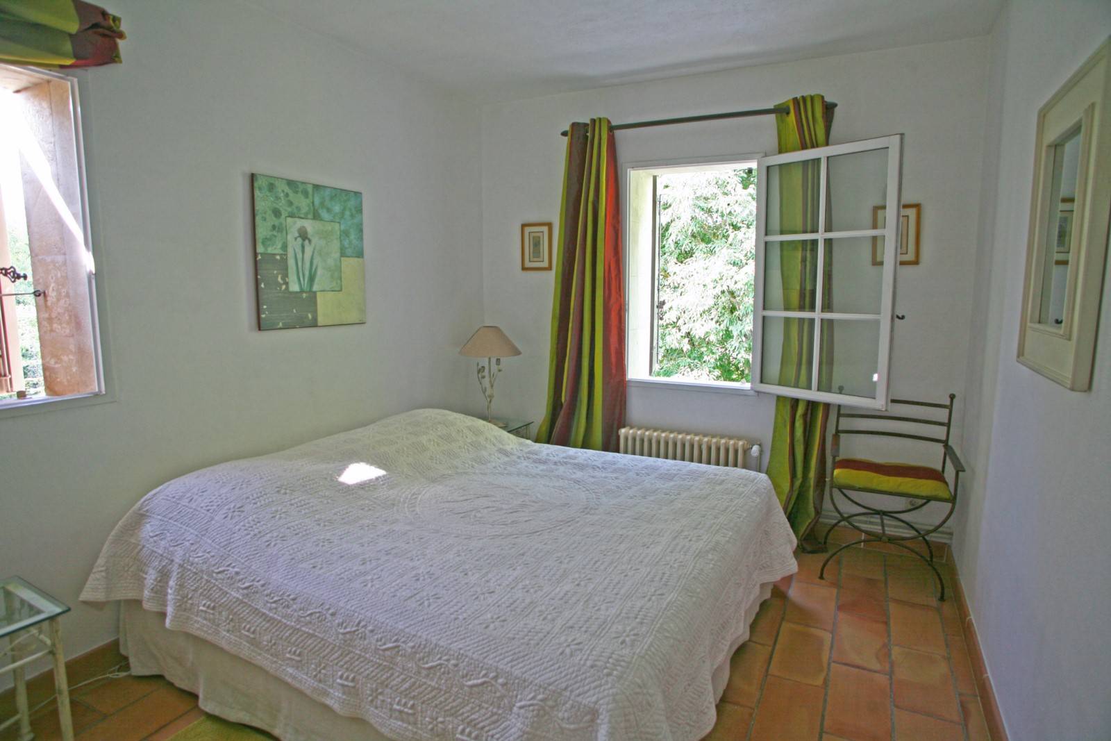 Maison en pierre avec piscine et vue sur le village   