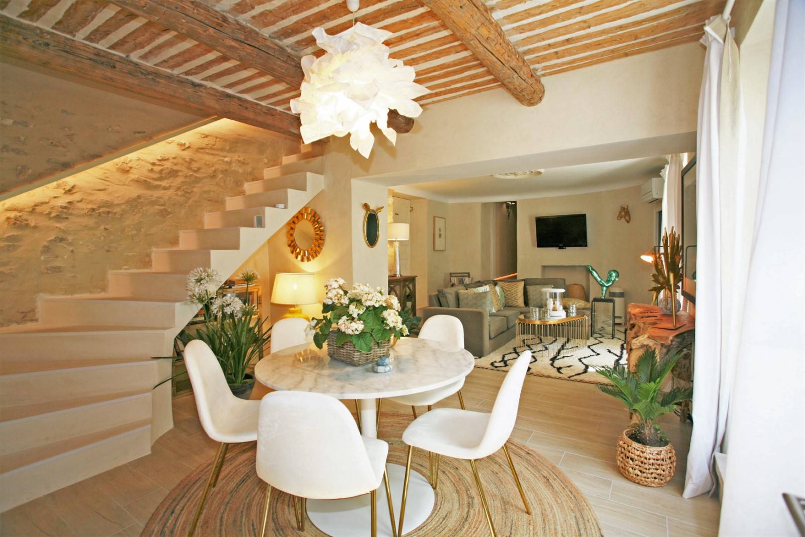 Joucas : Maison de village avec jardin, garage et dépendances   