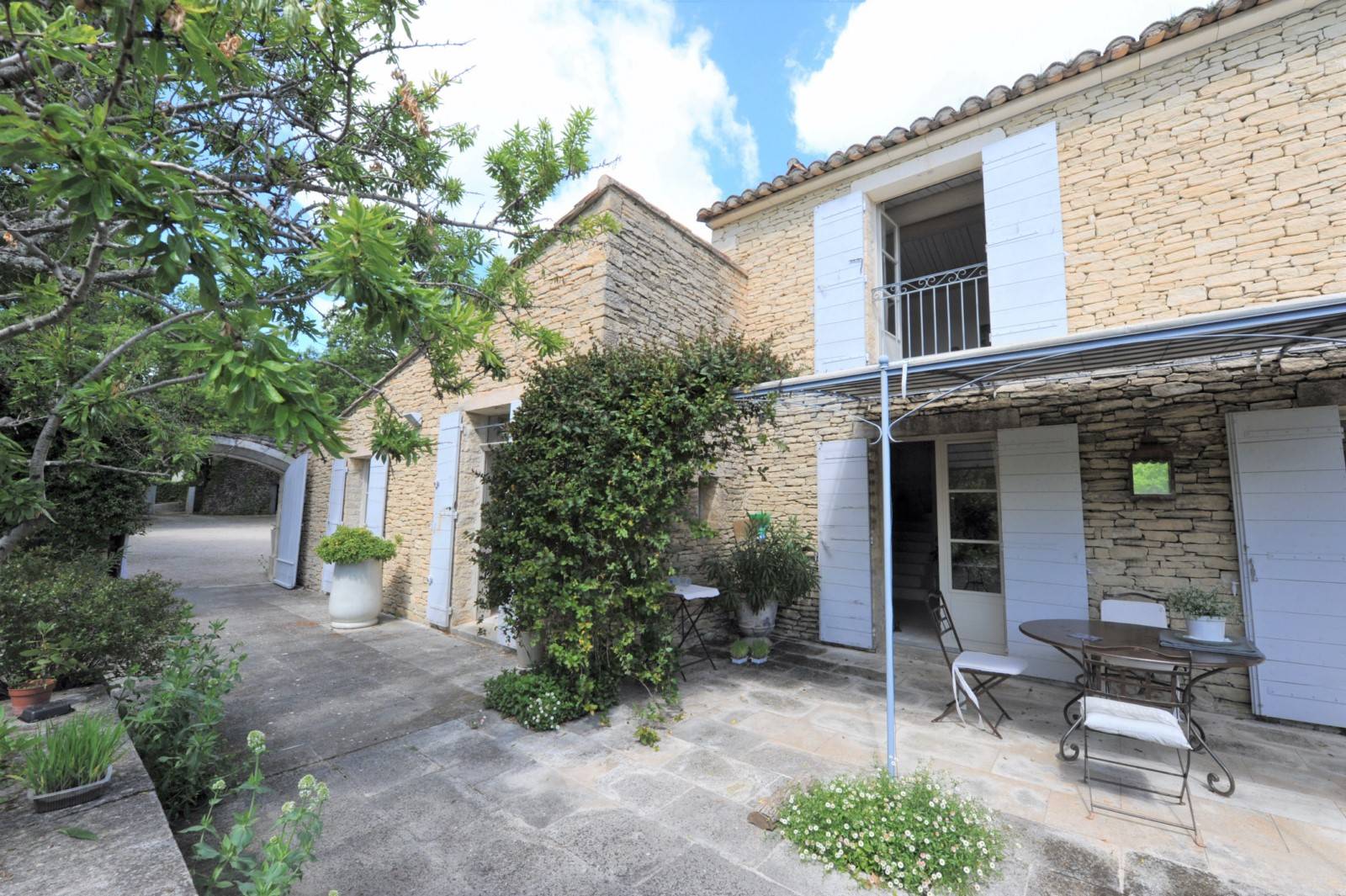 Exclusivité à Gordes - Maison en pierres sur terrain arboré avec piscine   