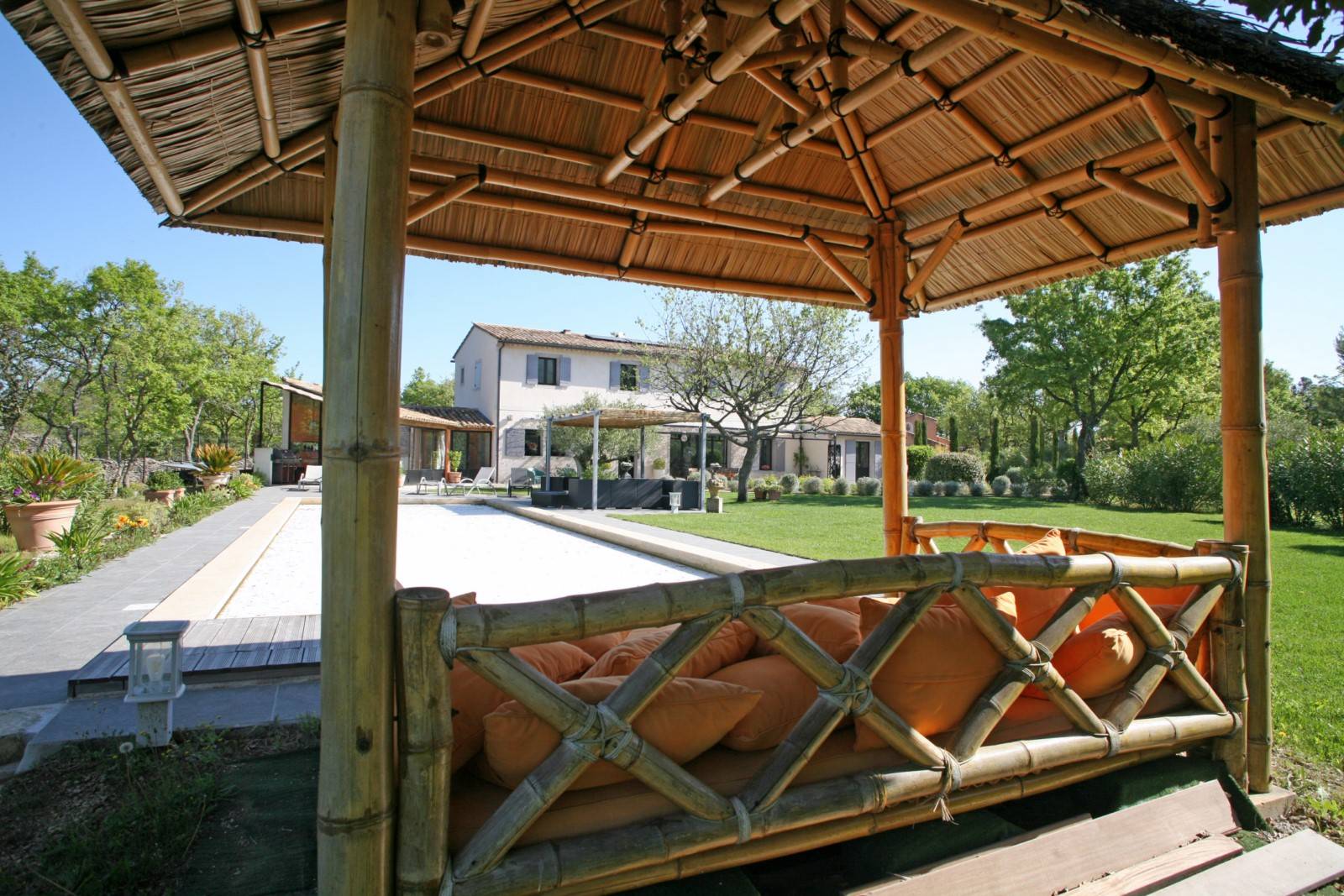 MAISON RECENTE AVEC PISCINE, BEAU JARDIN ET VUE   