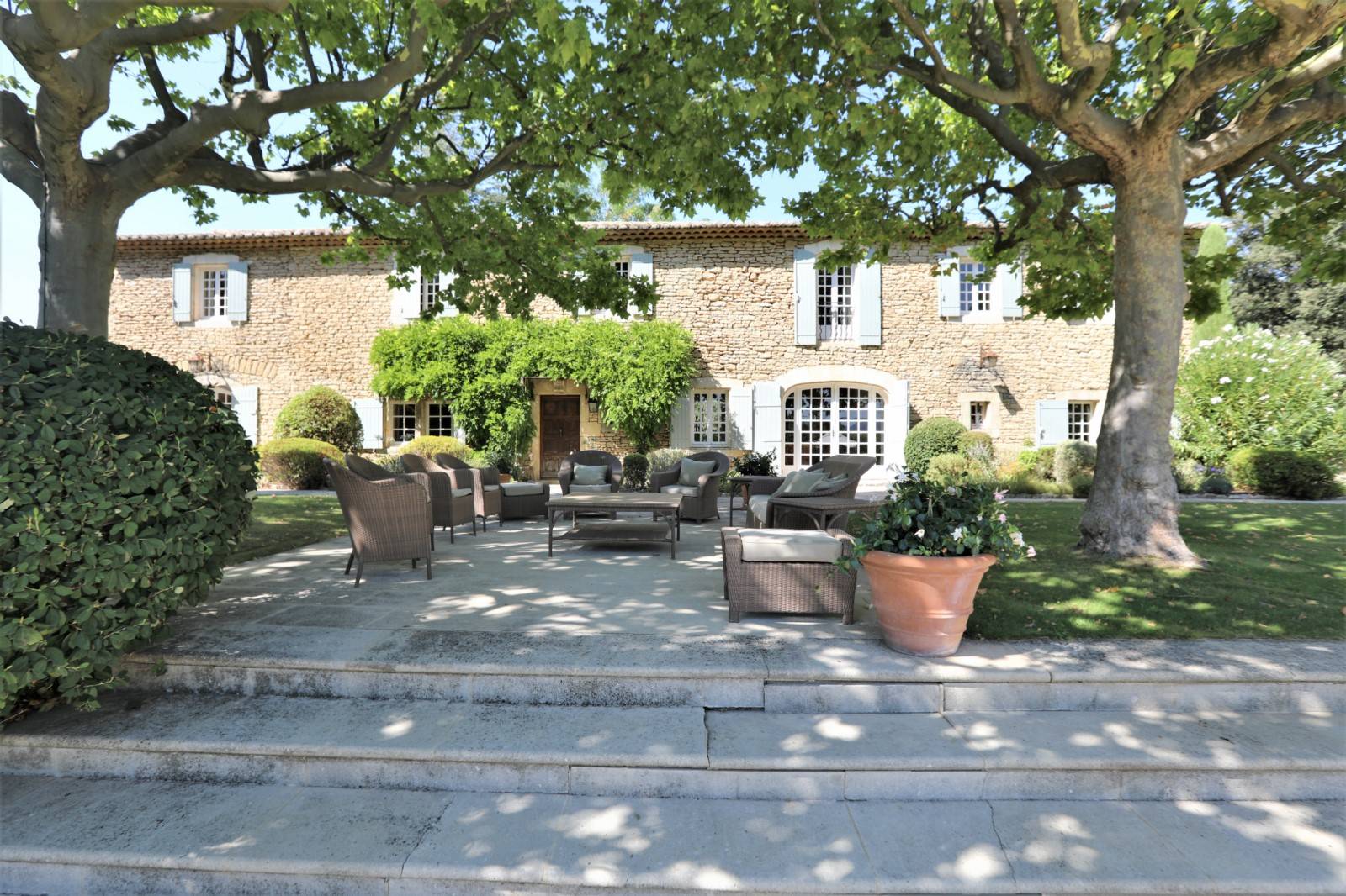 à Cabrières-d'Avignon, propriété comprenant 2 mas en pierres proche centre village    