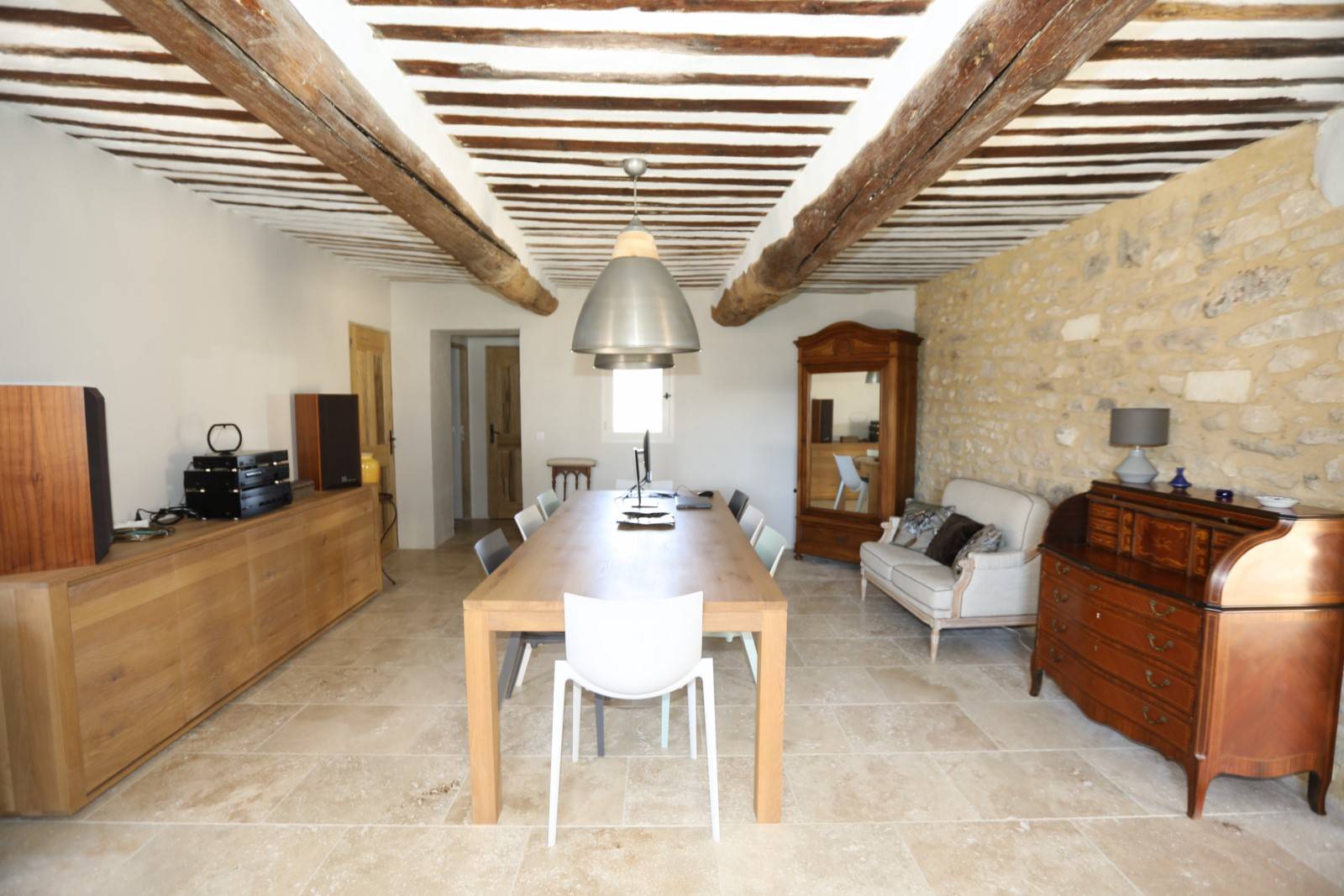 Maison de charme dans un Hameau de Gordes, rénovée avec piscine et vue   