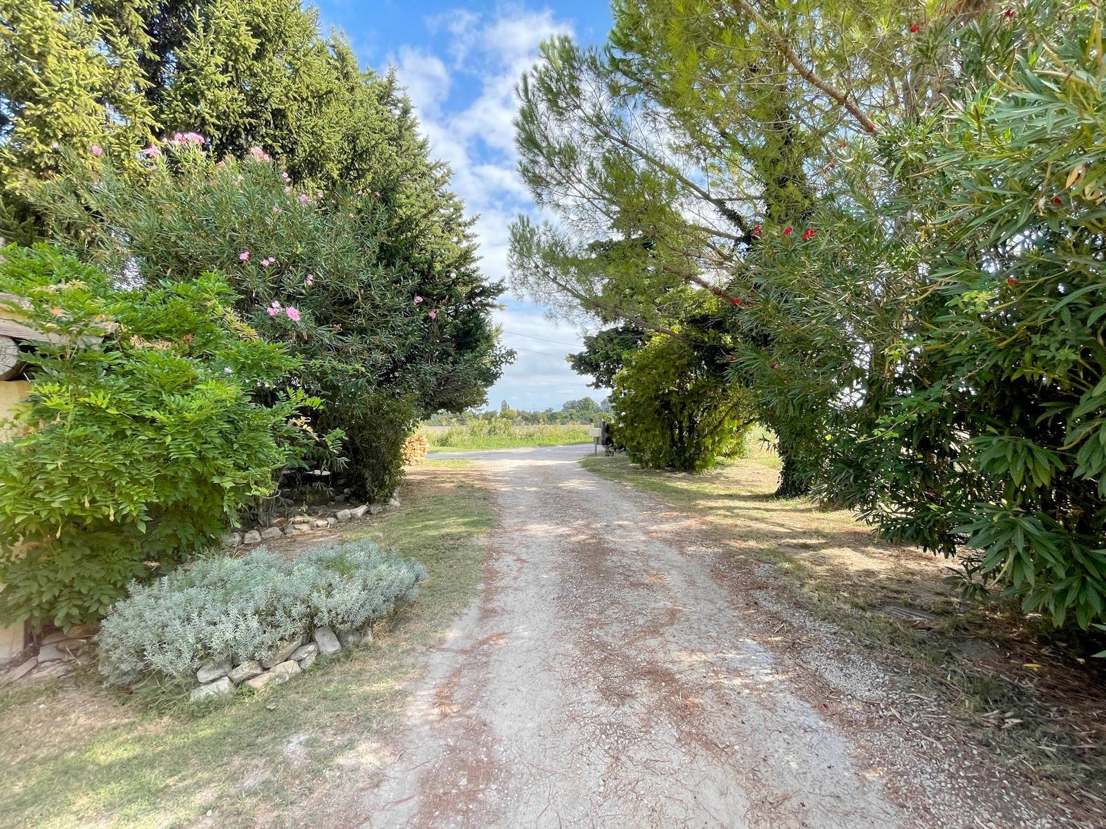en campagne de Velleron, ferme à rénover composée de 4 logements   