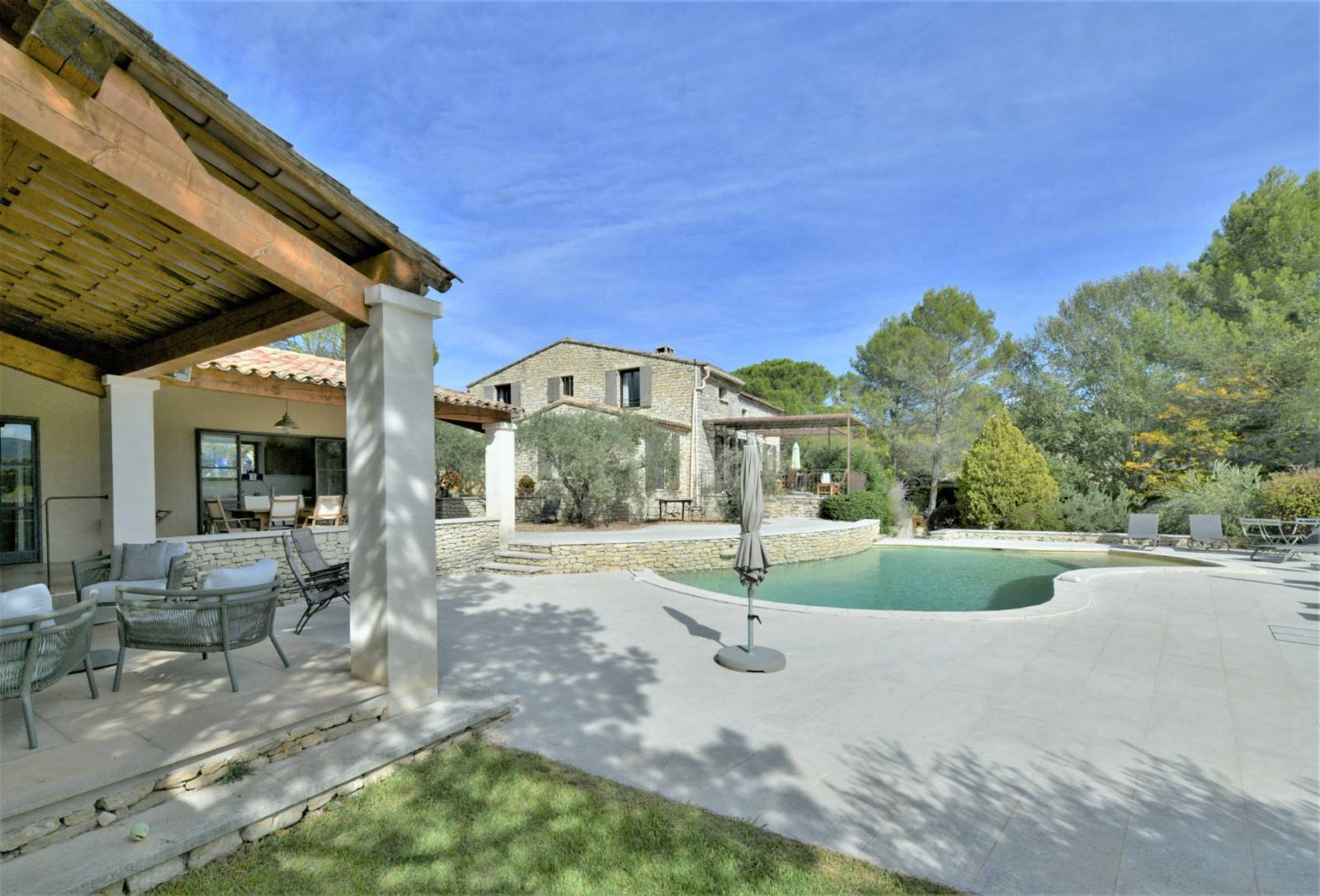 à Gordes, belle villa en pierres avec vues   