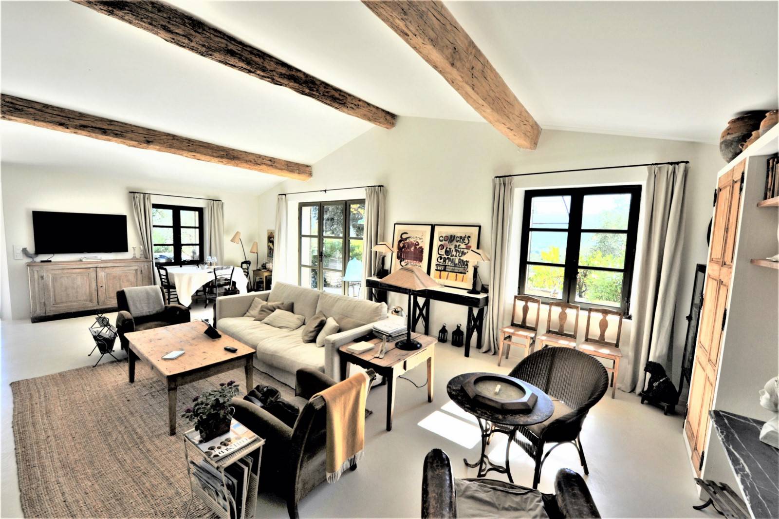 Gordes : villa contemporaine avec vues sur le Luberon   
