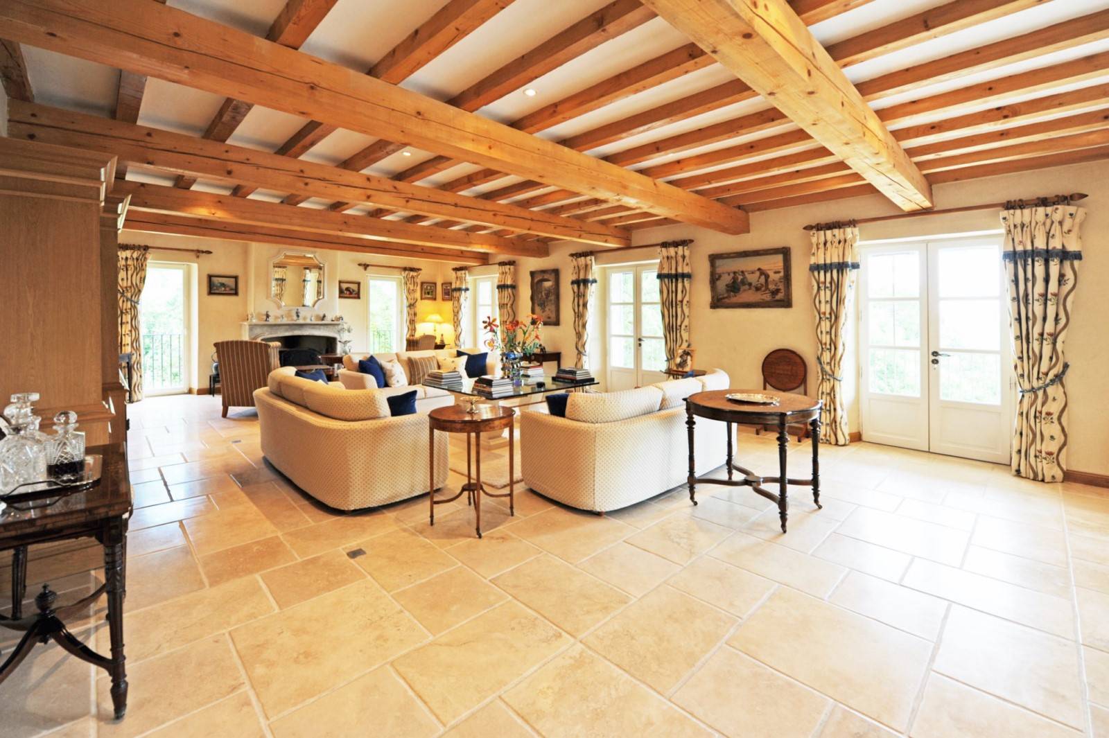 Salon dans une maison en pierres en Luberon