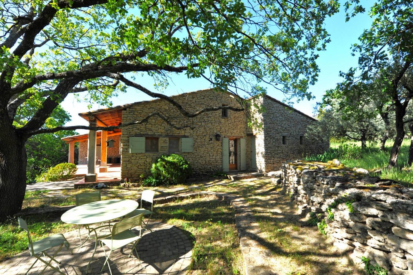 Gordes : Belle maison en pierres sur grand terrain   
