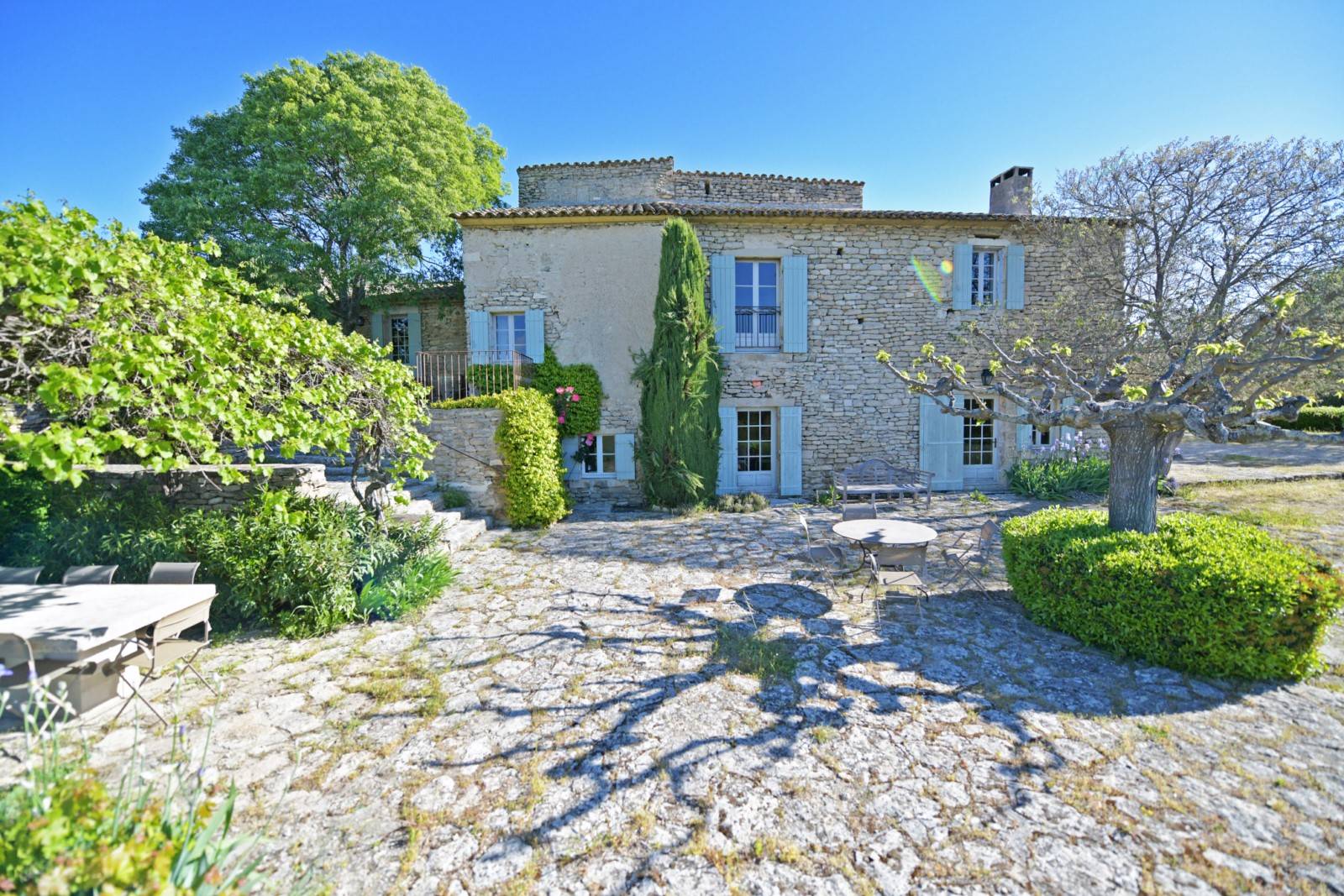 A Gordes, élégante propriété de charme face au Luberon   