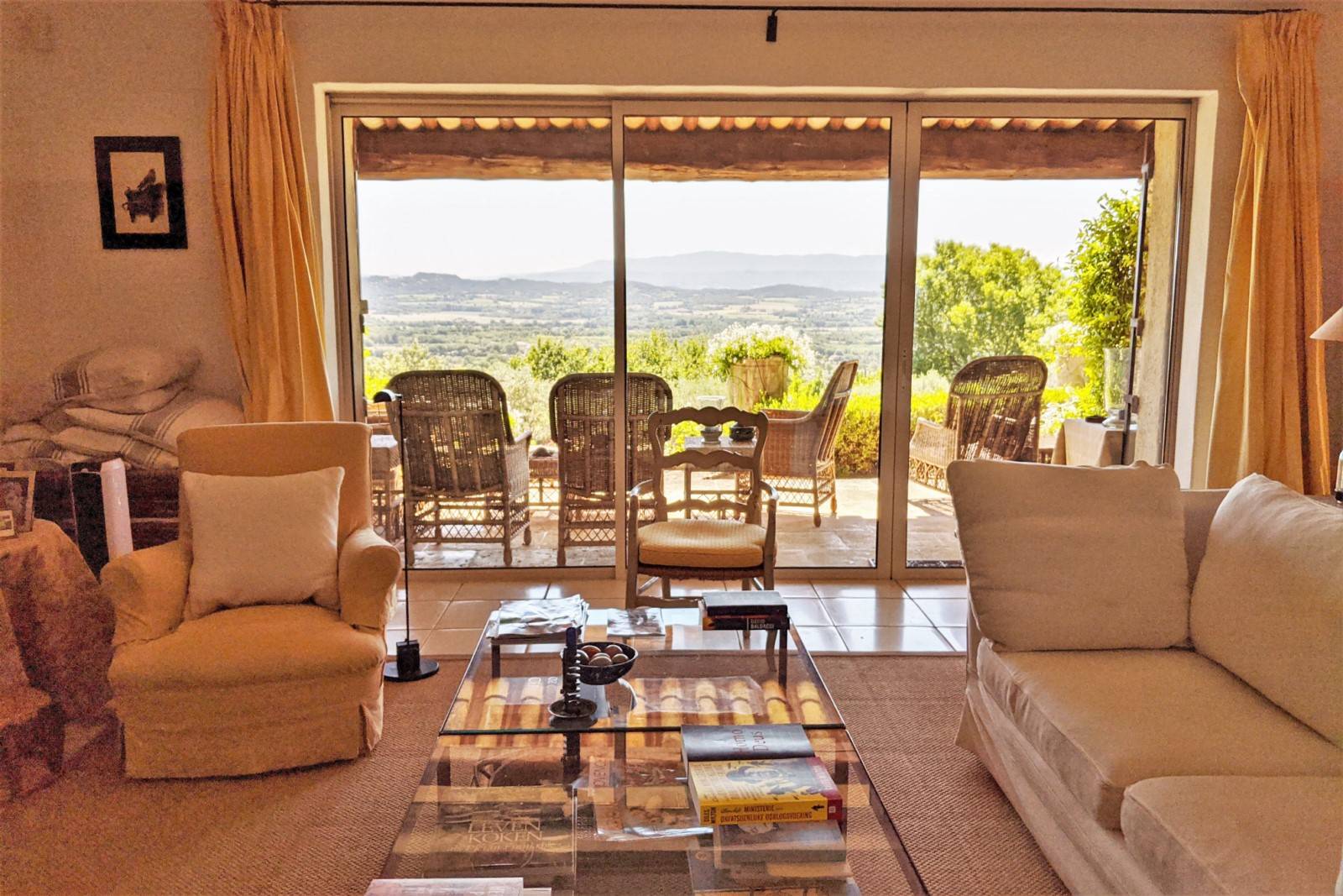 Gordes, maison avec vue imprenable sur toute la vallée du Luberon.   