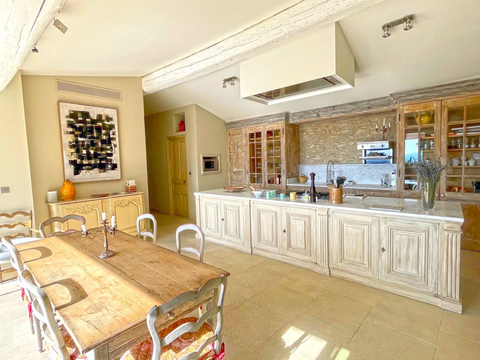 Exclusivité à Gordes, maison de village avec piscine et vue dominante   