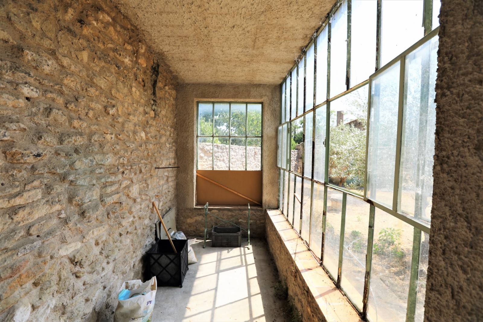 Hameau de Gordes, maison mitoyenne à rénover avec vue sur le Luberon   