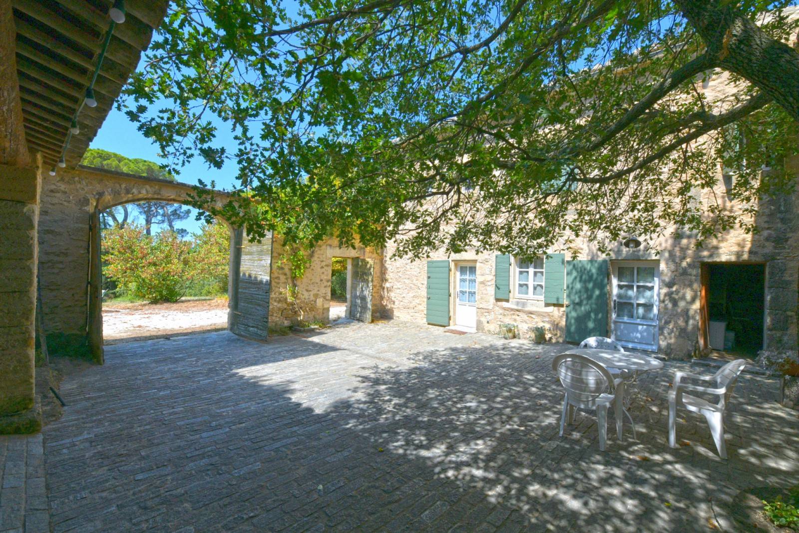 Cour intérieure dans propriété de prestige en pierres de Gordes face au Luberon en Provence en vente chez Rosier