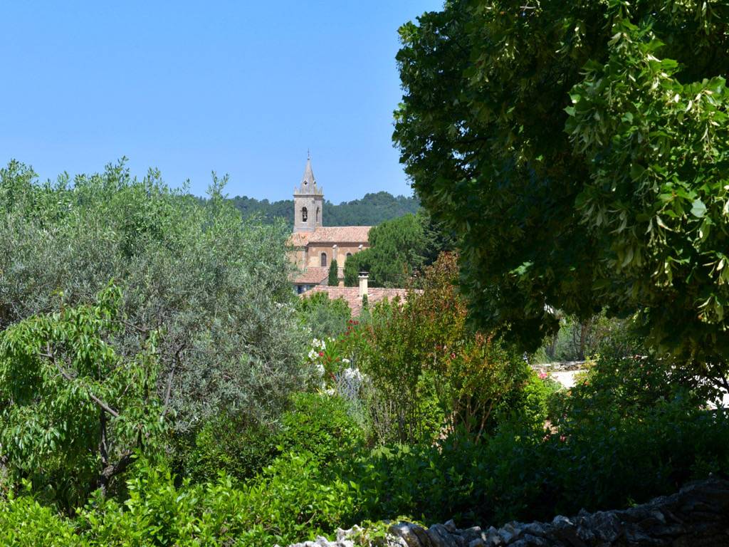 PROPRIETE EN POSITION DOMINANTE DE 290 m² AVEC JARDIN ET PISCINE    