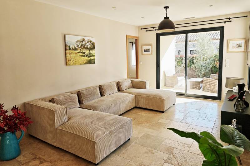 A la vente à Gordes, maison de plain-pied en pierre avec piscine et garage dans quartier résidentiel calme.
