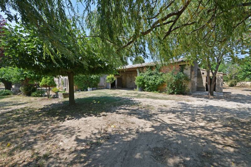 Authentique mas en pierre à rénover, entre Gordes, Cabrières-d’Avignon et Ménerbes, face au Luberon, sur plus de 2,3 ha avec vues exceptionnelles.