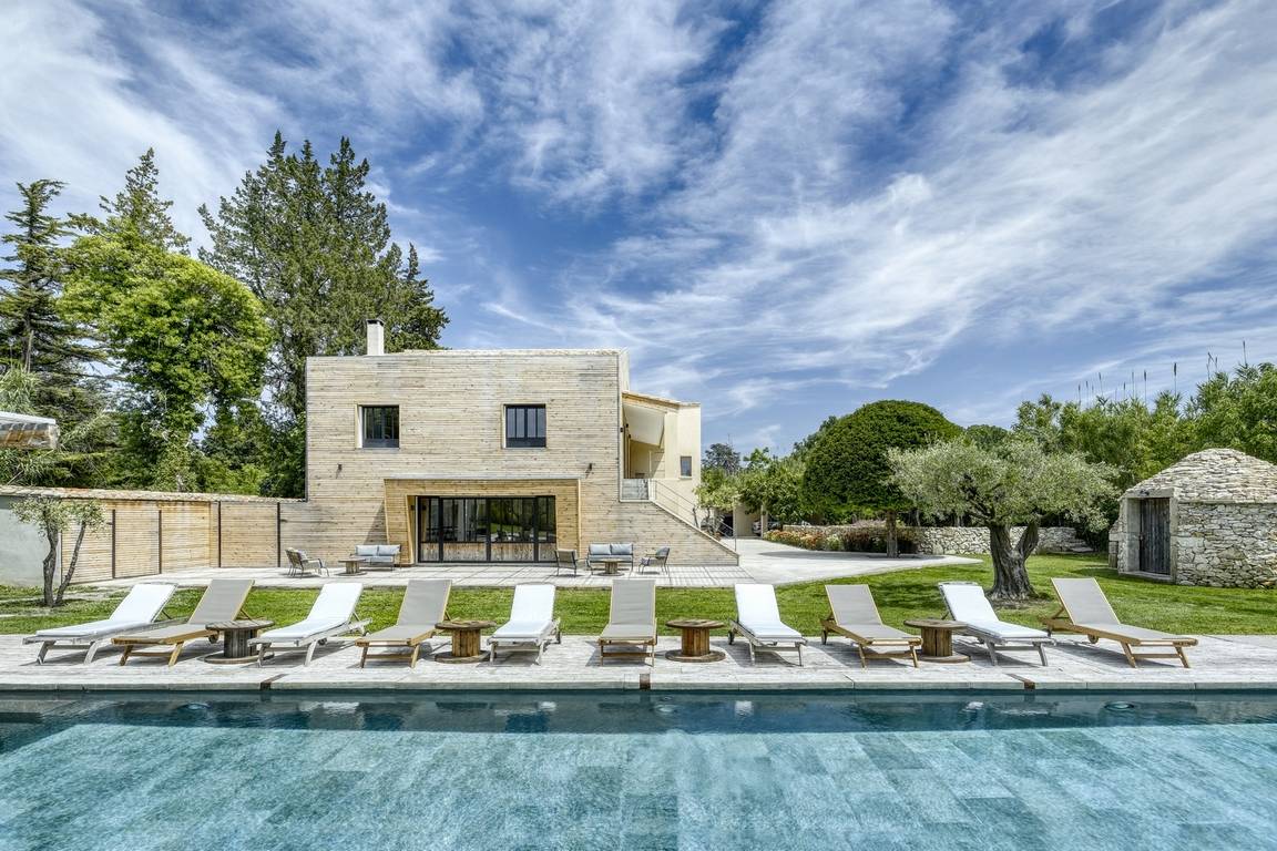 Piscine moderne sur propriété de prestige en Luberon