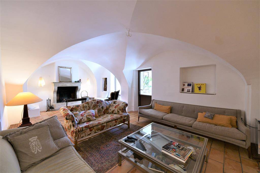 Maison de village avec cour et bassin au cœur de Cabrières-d'Avignon   