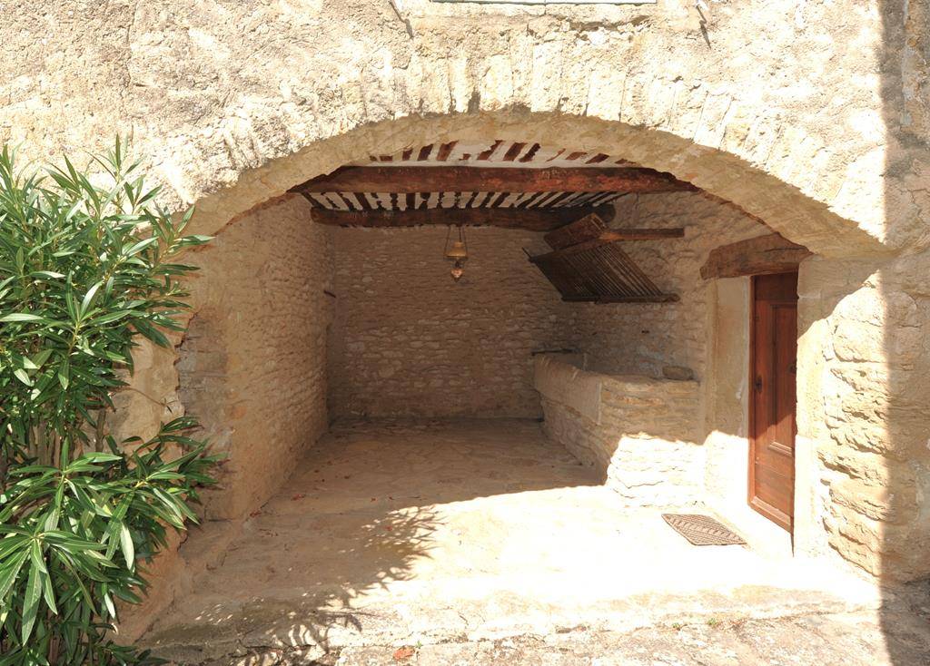 Gordes, ancienne magnanerie du 19e siècle authentique avec bories et piscine offrant de magnifiques vues sur le Luberon.