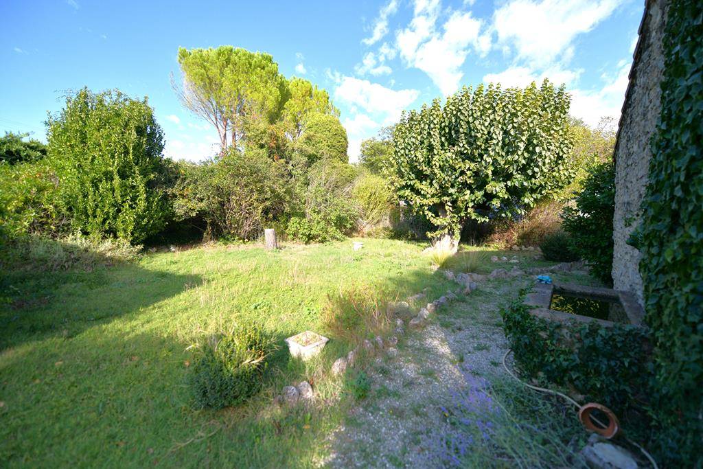 Gordes. Maison en pierres proche village   