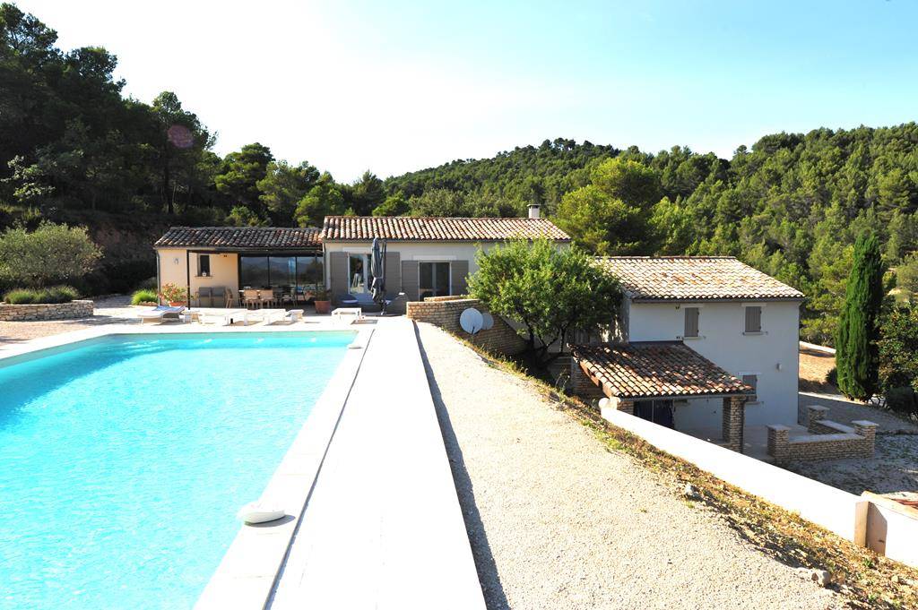 Luberon, villa avec vue panoramique sur 1,6 hectares   