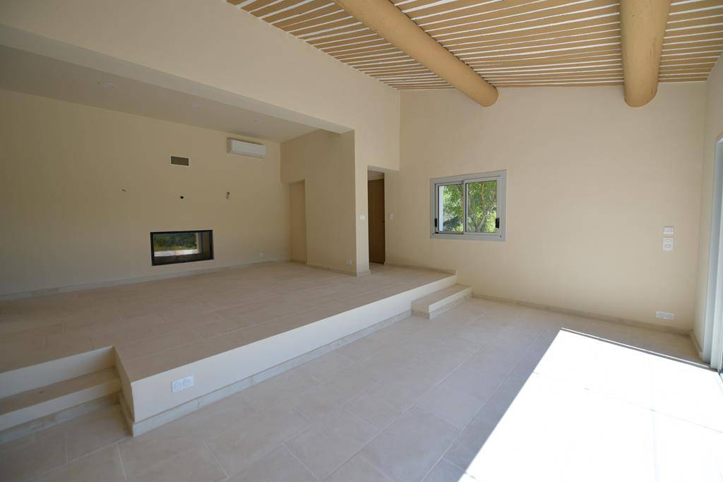 Face au Luberon et à quelques minutes des villages de Roussillon et Goult, maison rénovée avec soin.