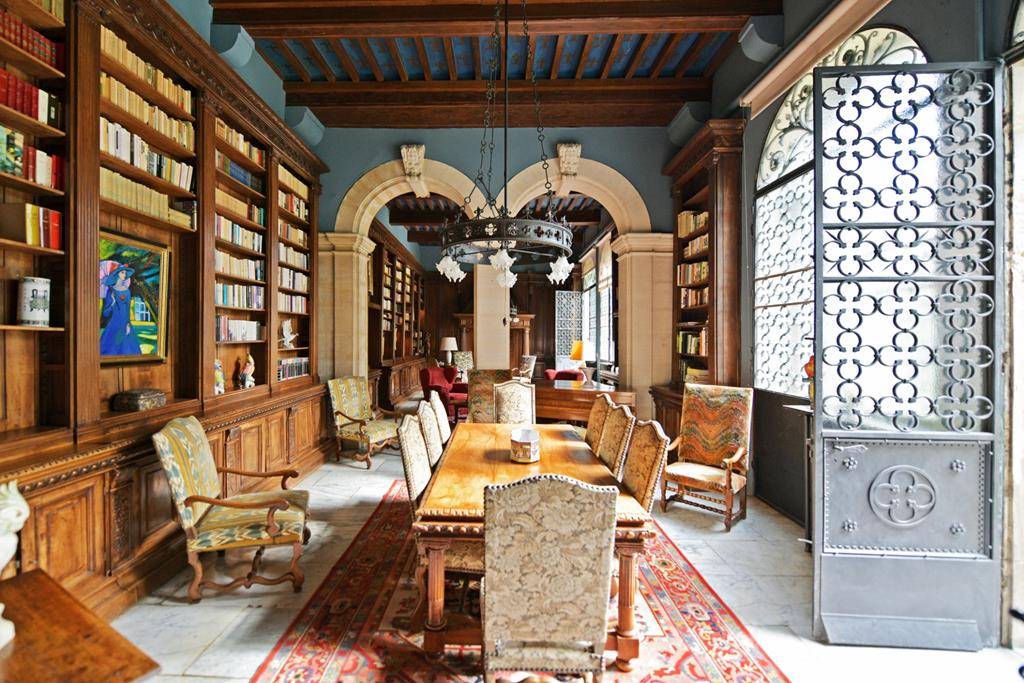 A la vente, élégant hôtel particulier Renaissance à rénover avec jardin, annexes et appartements indépendants au centre de l'Isle-sur-la-Sorgue.