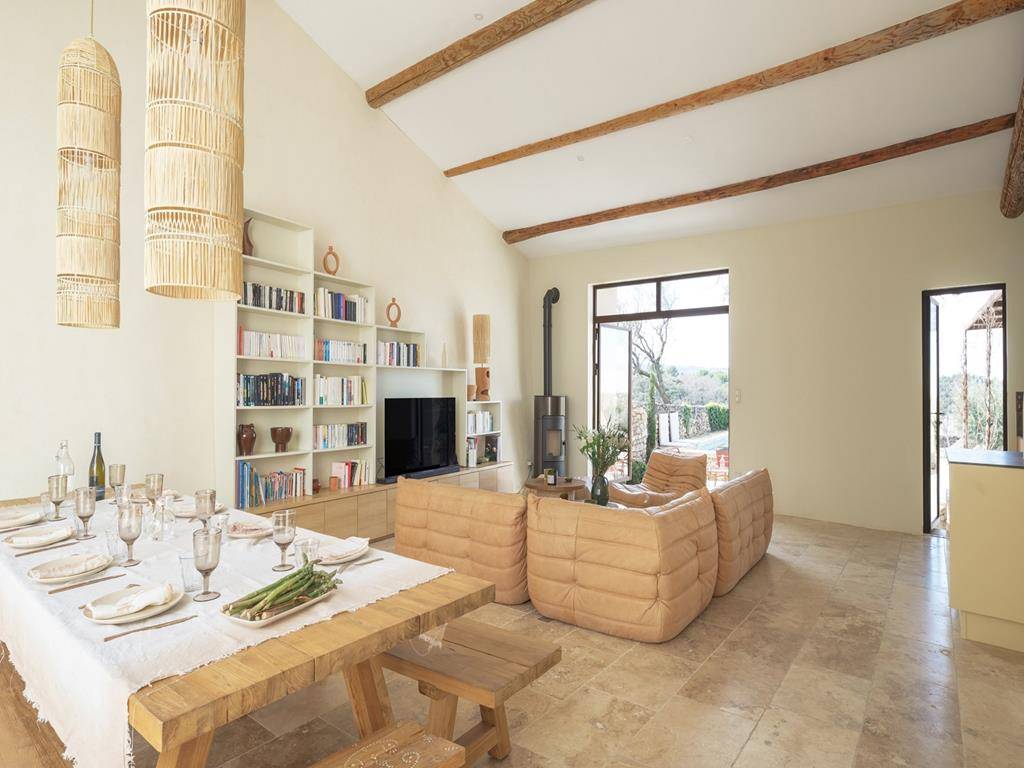 Pittoresque maison de village avec bassin provençal et vue panoramique   