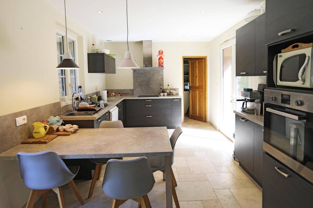Belle propriété sur les hauteurs de Saint-Saturnin-Les-Apt avec vue dominante   