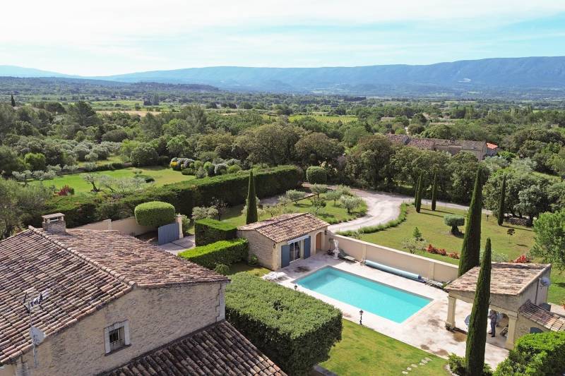 Propriété en pierres face au Luberon