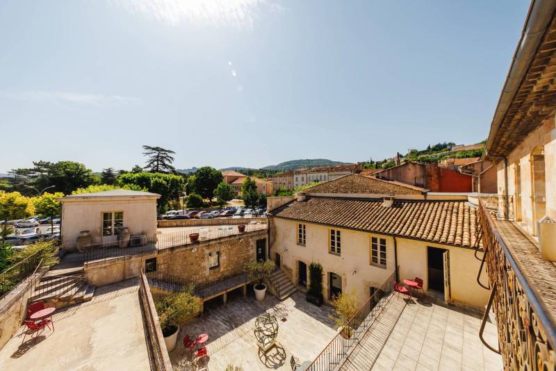 Bastide de ville du XVIIe siècle au cœur du Luberon, ancien couvent réhabilité, organisée autour d’un vaste patio central, offrant plus de 1 600 m².