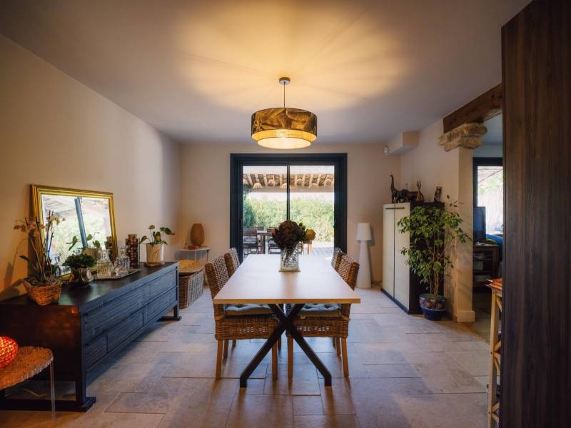BIEN VENDU - Proche de Gordes, maison de hameau avec mitoyenneté, parfaitement restaurée avec jardin en restanques, piscine et parking.