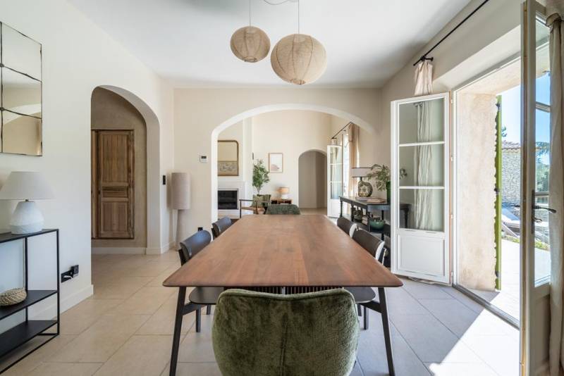 A quelques minutes du centre du village de Gordes, maison en pierres, rénovée, avec piscine dans un quartier calme.