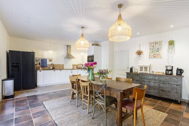 Maison de caractère de près de 320 m² avec cour intérieure, piscine et appartement indépendant de près de 135 m2 à Lagnes.