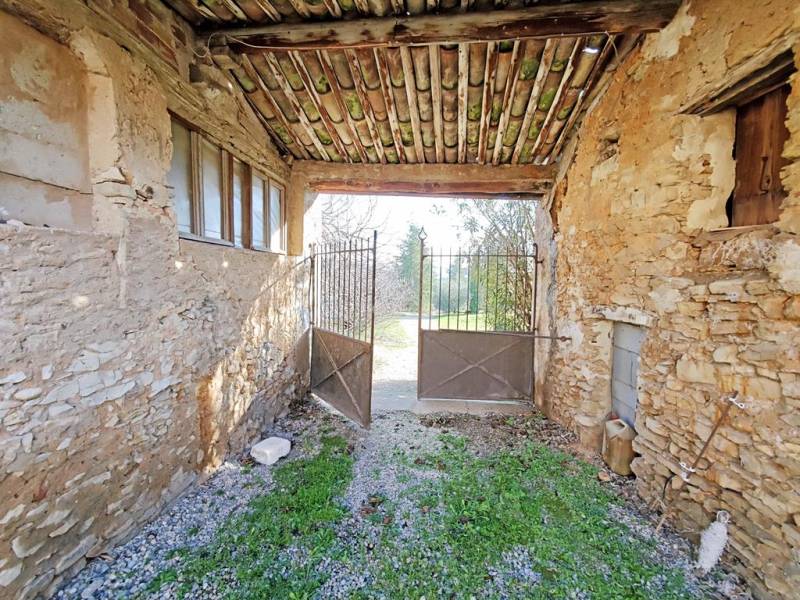 A vendre à Lioux, magnifique ferme en pierres à restaurer totalement avec beaucoup de potentiel et de charme.