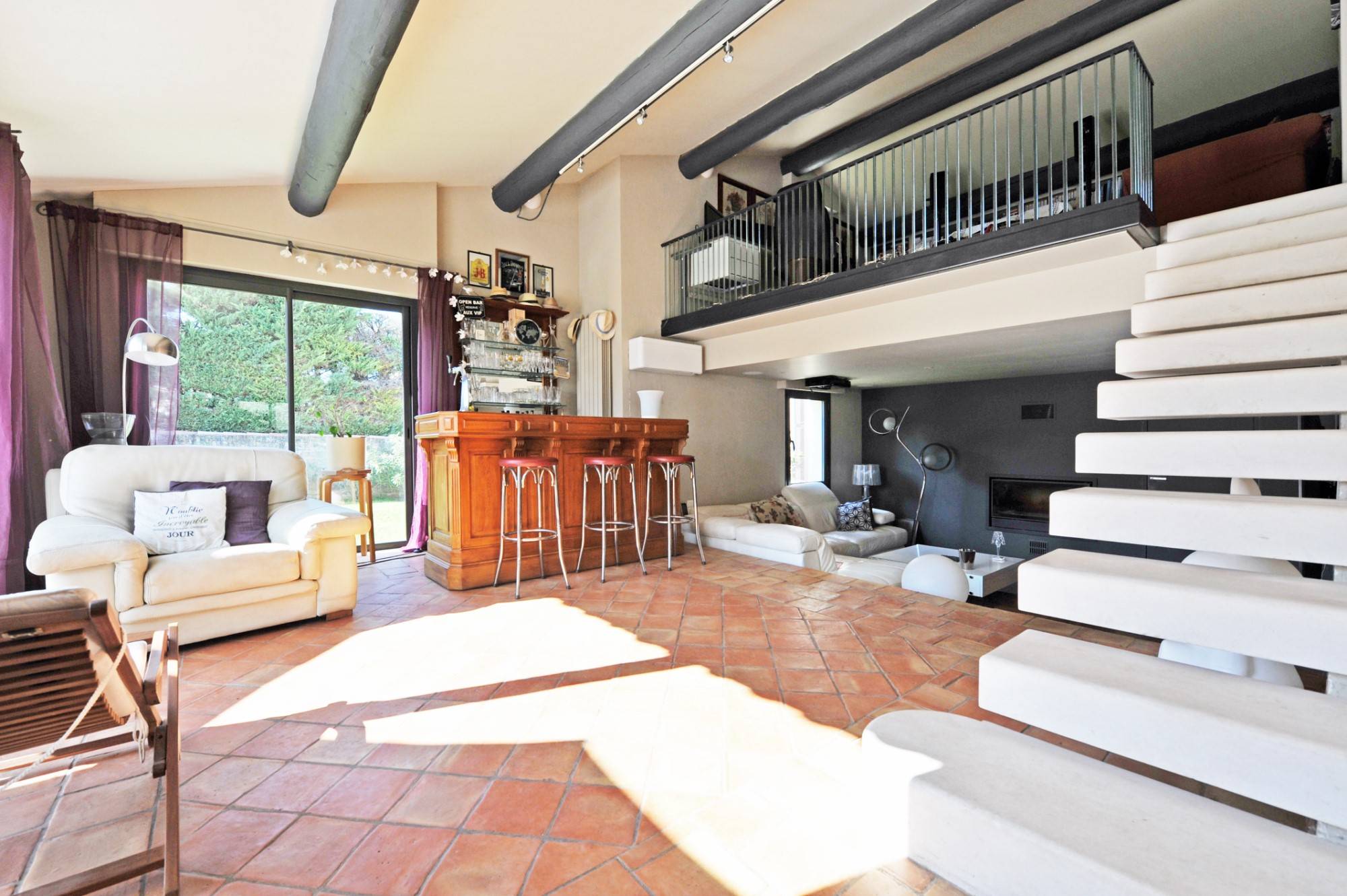 Ménerbes, maison contemporaine spacieuse avec piscine   
