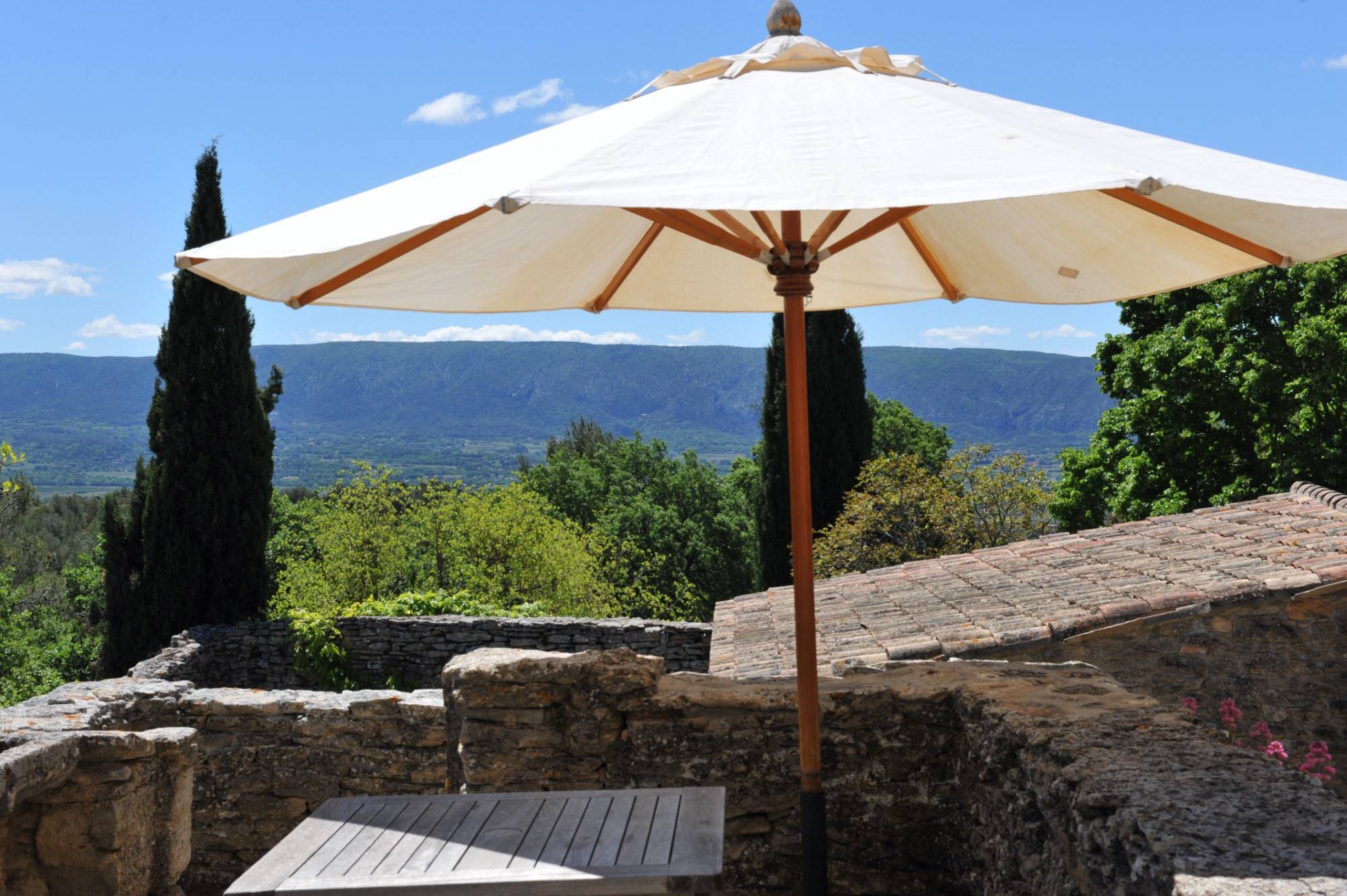 proche de Gordes, unique propriété de caractère sur 25 hectares   