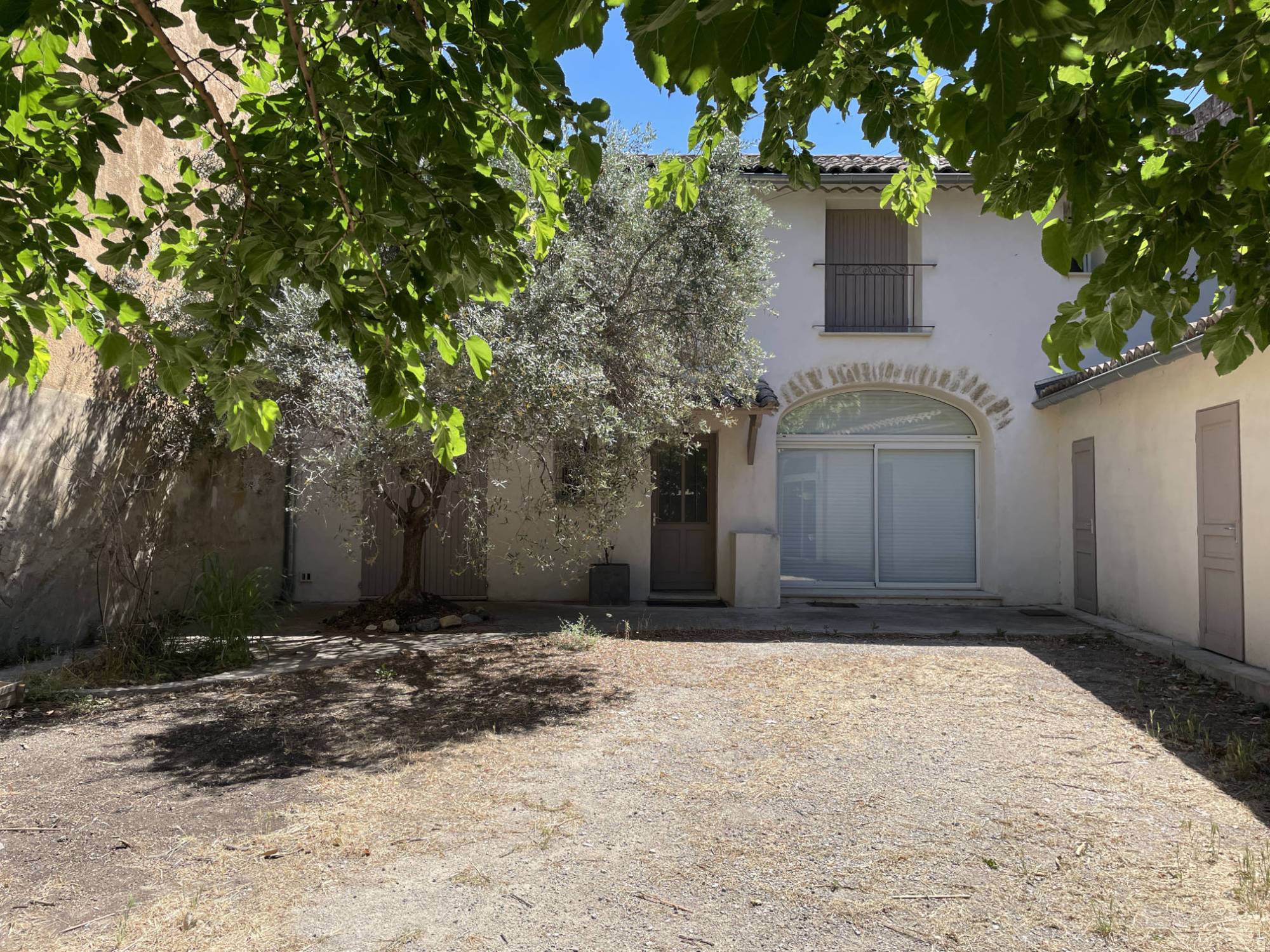proche de Gigondas, spacieuse maison de village avec cour et grand jardin   
