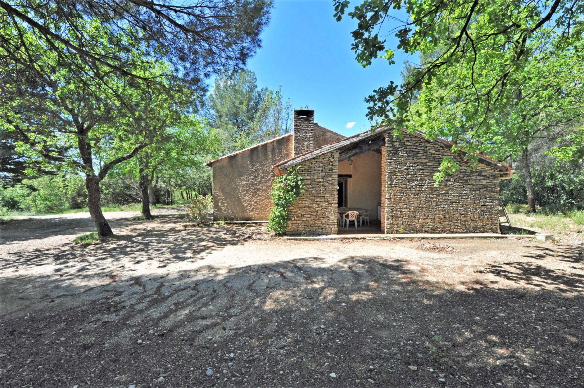 Gordes, maison de plain-pied à rénover avec très jolie vue   