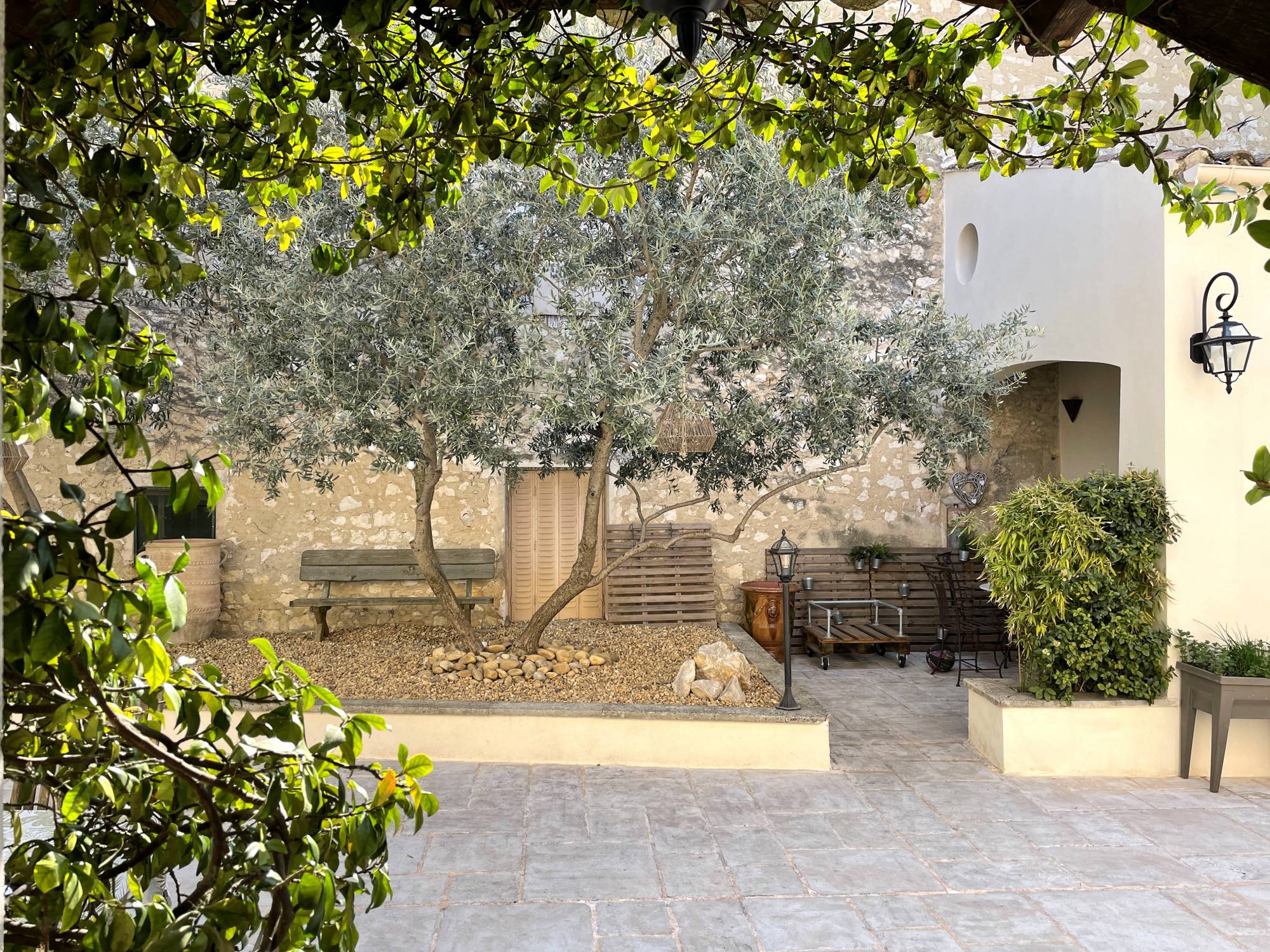 Exclusivité, Mas de village du XVIIIème siècle entièrement rénové avec cour et piscine   