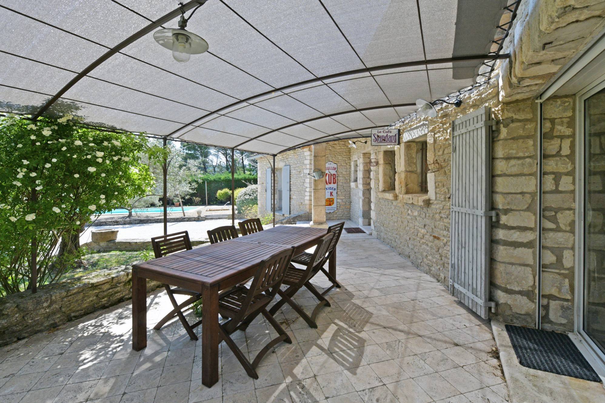 Gordes : maison en pierres avec piscine et dépendance    