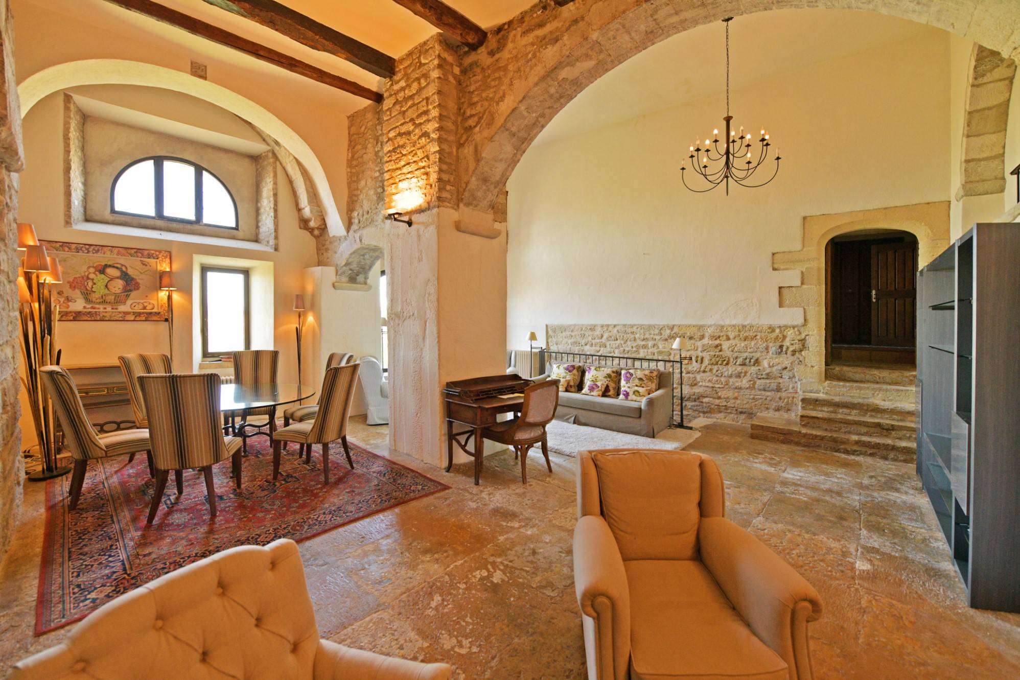 Gordes : superbe maison de village du XVIIème siècle, entièrement rénovée  