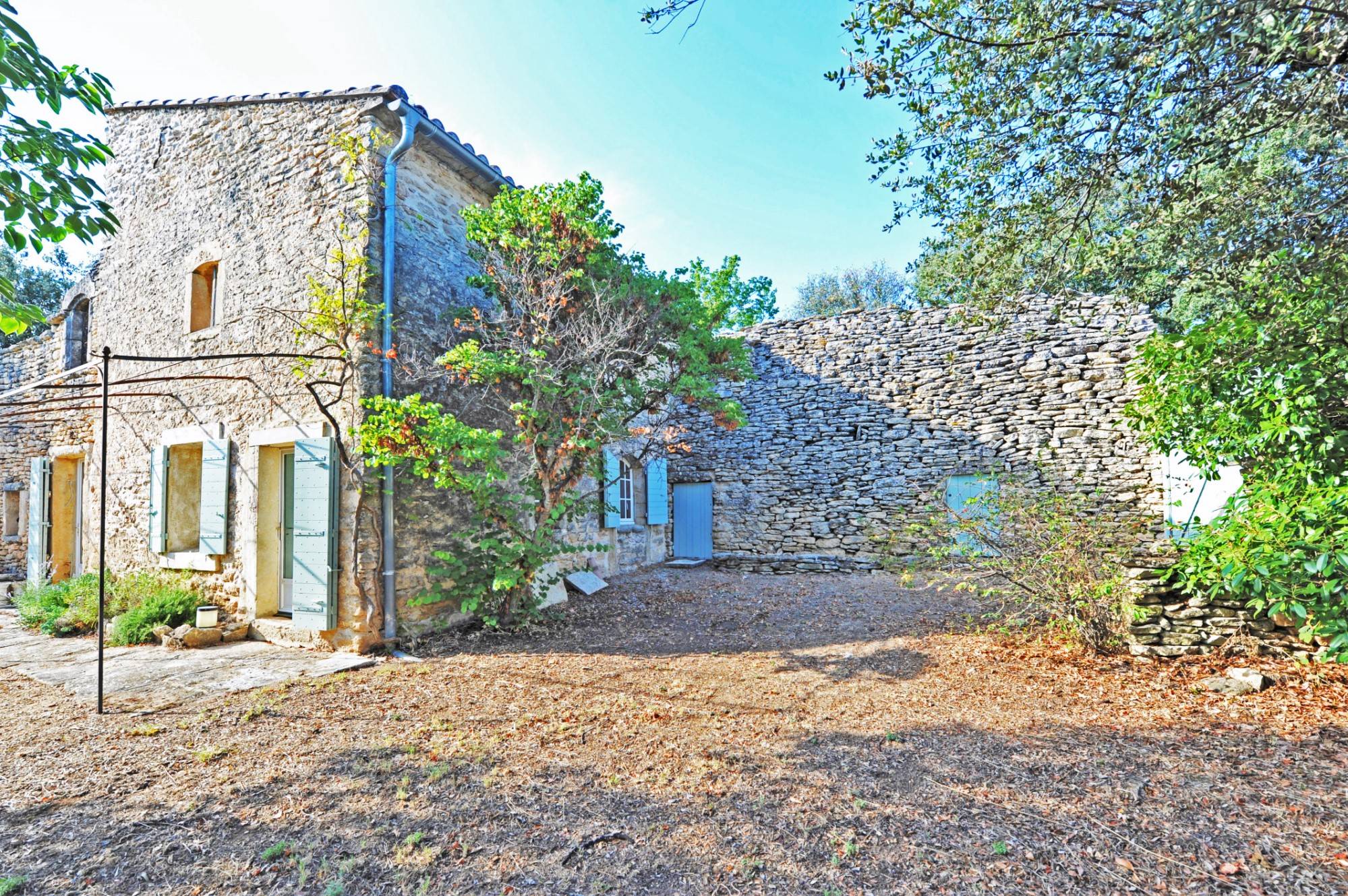Gordes, ferme rénovée avec piscine sur terrain d'un hectare   