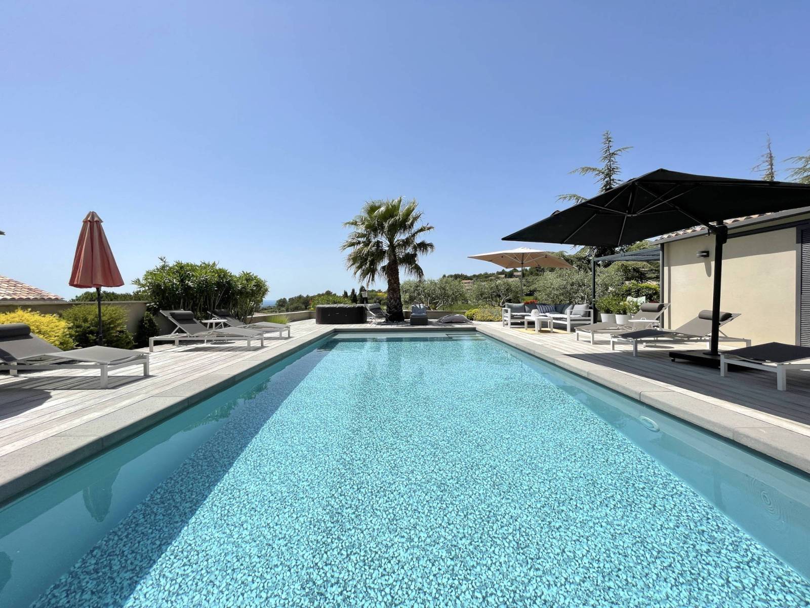 Piscine avec vue dans propriété de luxe à la vente en Luberon