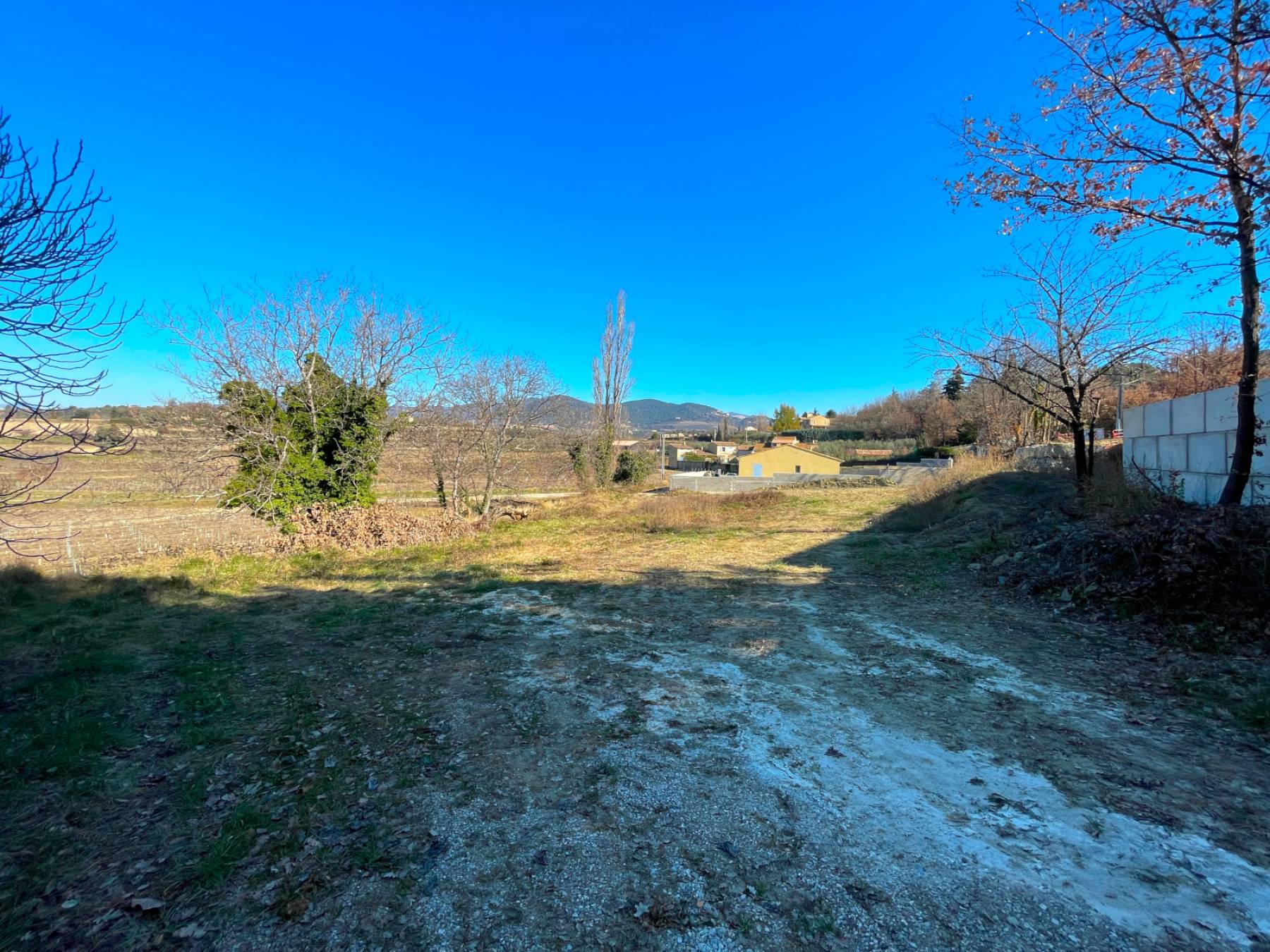 Terrain constructible avec vue dégagée sur la campagne de Faucon   