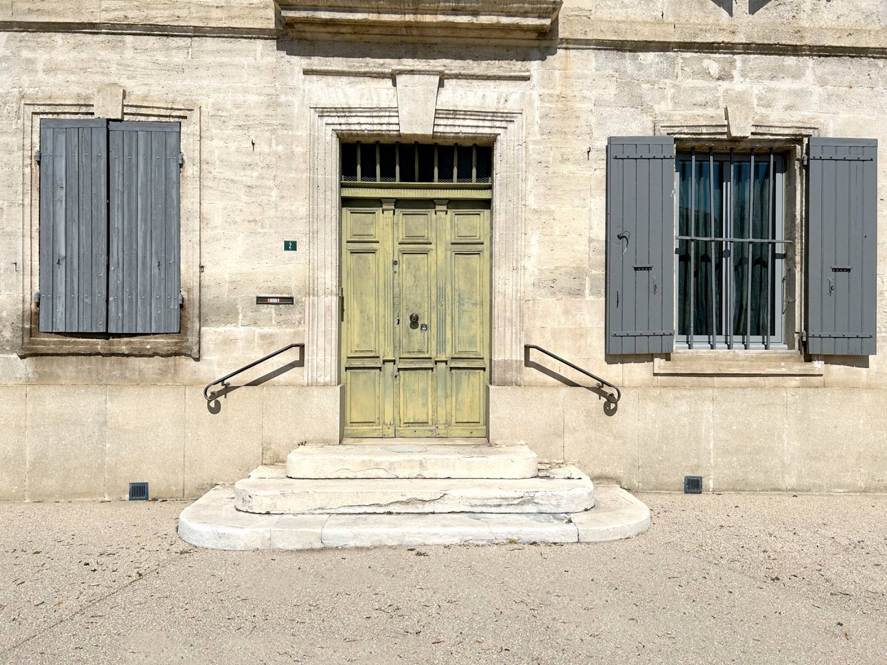 RARE : Maison de maître XVIIème siècle avec jardin et dépendances au cœur du village de Saint-Geniès-de-Comolas   